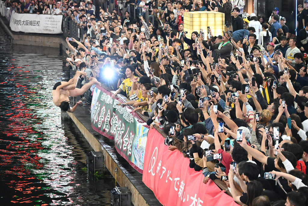 「うおーーー！」阪神の史上初連覇に大阪・道頓堀は狂乱の宴、“道頓堀ダイブ”続出 | Lmaga.jp
