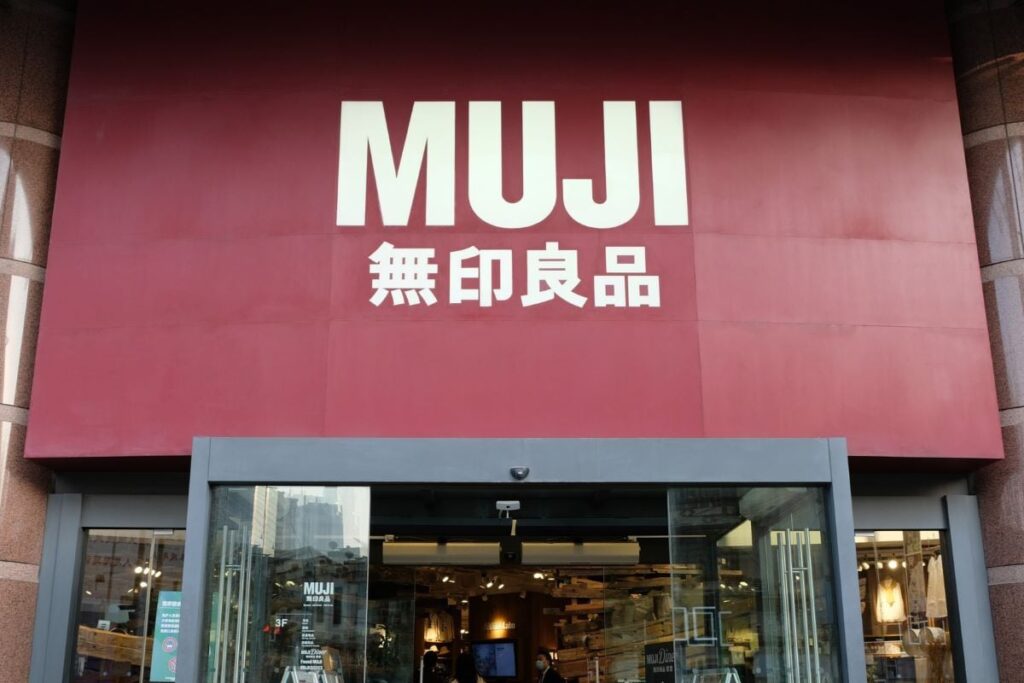 「カード4枚とお札・小銭が入った」無印良品のミニ財布にもなる〈690円カードケース〉に新色グレージュ登場。やっぱり便利！ ストラップ付なので、バッグの中で迷子にならず、すぐ見つかります！ | LIMO | くらしとお金の経済メディア