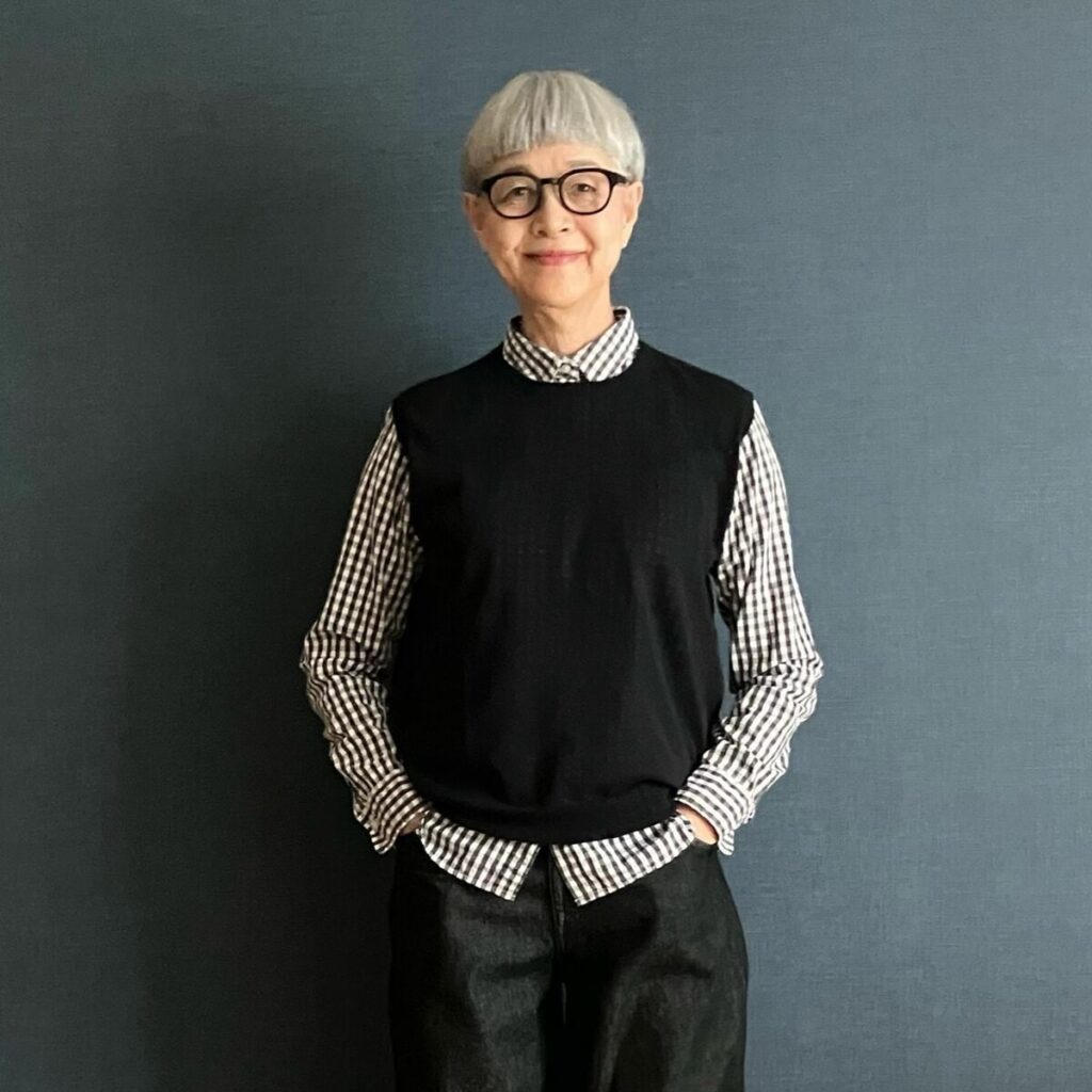 【70代マダム】「無印良品」ブラウス＆デニムでブラックコーデ　チェック柄が効いた大人コーデに魅了される | LIMO | くらしとお金の経済メディア