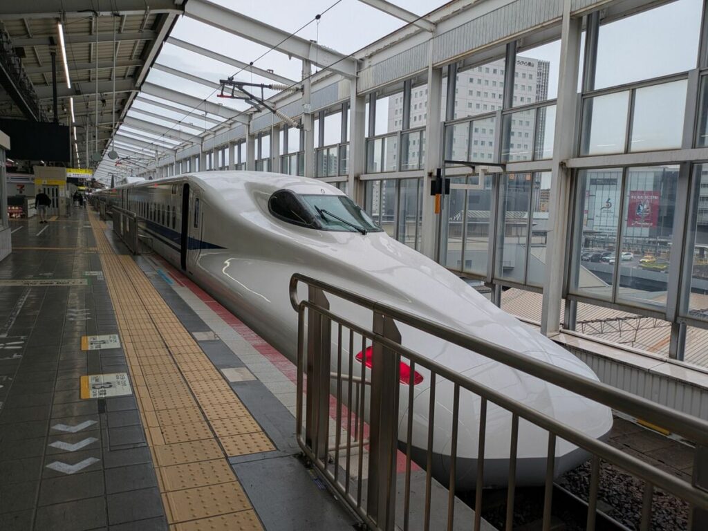 「こだま944号の4号車」自由席なのにグリーン車を思わせる内装に「これはすごい！」の声 投稿主に編集部がインタビュー！ 「JR各社の旅客運輸収入と営業キロ」についても解説 | LIMO