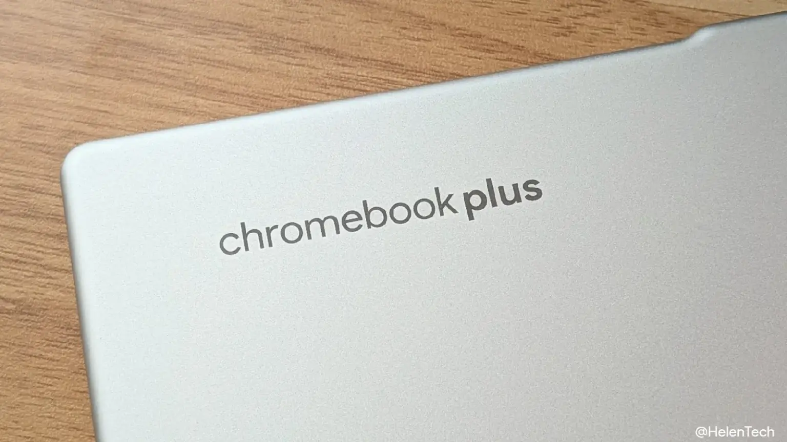 Lenovo Chromebook Plus Gen 10 の「chromebook plus」のロゴの写真