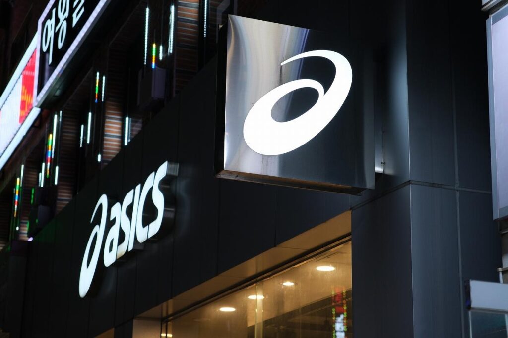 赤字転落から売上1兆円へ…絶好調アシックスが世界で売れ出した“3つの理由” ｜ビジネス+IT