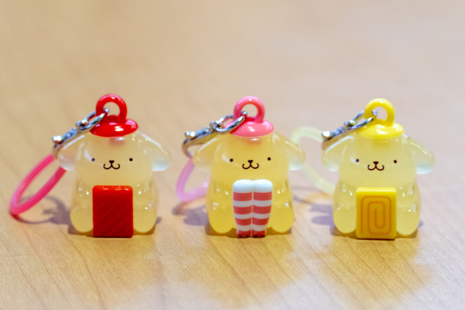 スシロー×ポムポムプリン「スシローでポムロー」いよいよ本日開始！　第1弾のグッズをひと足先に見てきた - グルメ Watch