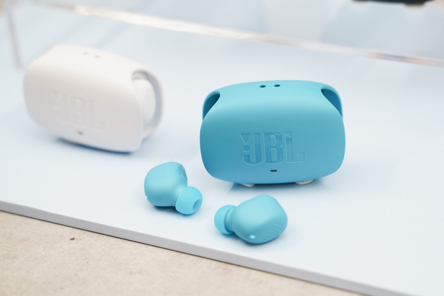 JBL、装着スタイルで選べる3イヤフォンや、Harman Kardon透明ドームスピーカーなど公開 - AV Watch