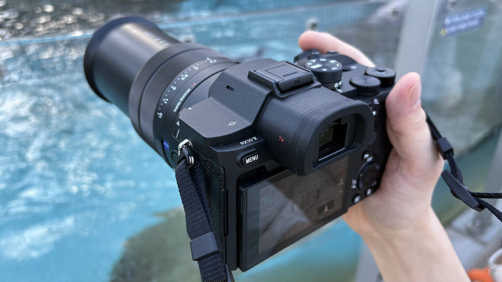 25倍ズームで遠くまで大きく写せるソニー製デジカメ「RX10 V」を使って動物や食べ物を撮影してみた作例はこんな感じ、スマホのAIズームとは別格の出来栄え - GIGAZINE