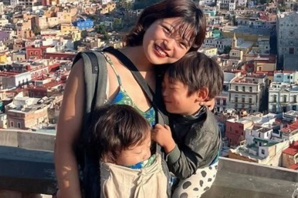 （画像・写真1/2）母子旅YouTuber、3歳と5歳の子を連れイラクへ「今日も平和」投稿に物議「外務省あてにならない」アフガン渡航で炎上も | Smart FLASH/スマフラ[光文社週刊誌]
