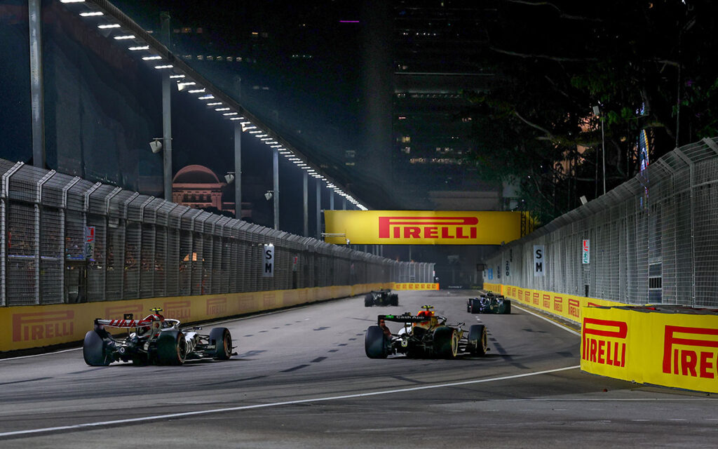 F1シンガポールGP決勝展望:予選順位から16台が変動。タイヤ戦略考と天気、スターティンググリッド | Formula1-Data / F1情報・ニュース速報解説 照明に照らされたマリーナベイ市街地コースでオリバー・ベアマン(ハース)をリードするリアム・ローソン(レーシング・ブルズ)、2026年10月10日(土) F1シンガポールGP予選