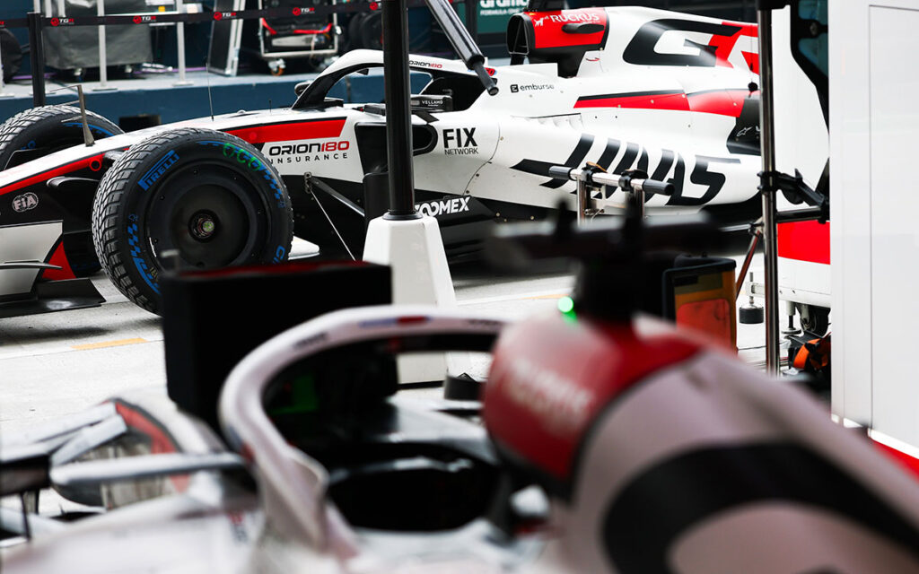 ガレージ内に並ぶハースVF-26、2026年10月9日(金) F1シンガポールGPフリー走行（マリーナベイ市街地コース）