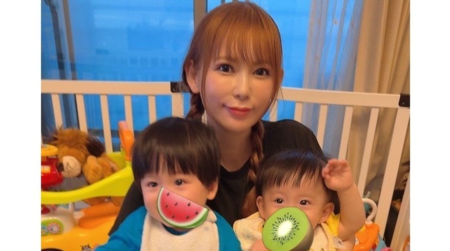 中川翔子 夫&母と双子1歳誕生日会の様子を公開！食べ物に夢中な可愛らしい姿や“エモい”家族集合ショットに「大きくなったなぁ」 | めざましmedia | “好き”でつながる