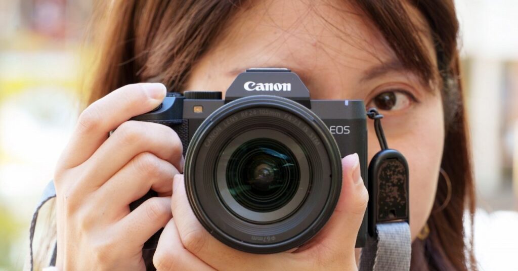 初めての一眼にフルサイズを選びたい、でも高くて重いのは嫌……「EOS R8 Mark II」はそういう人のためのミラーレスだった：荻窪圭のデジカメレビュープラス（1/3 ページ）
