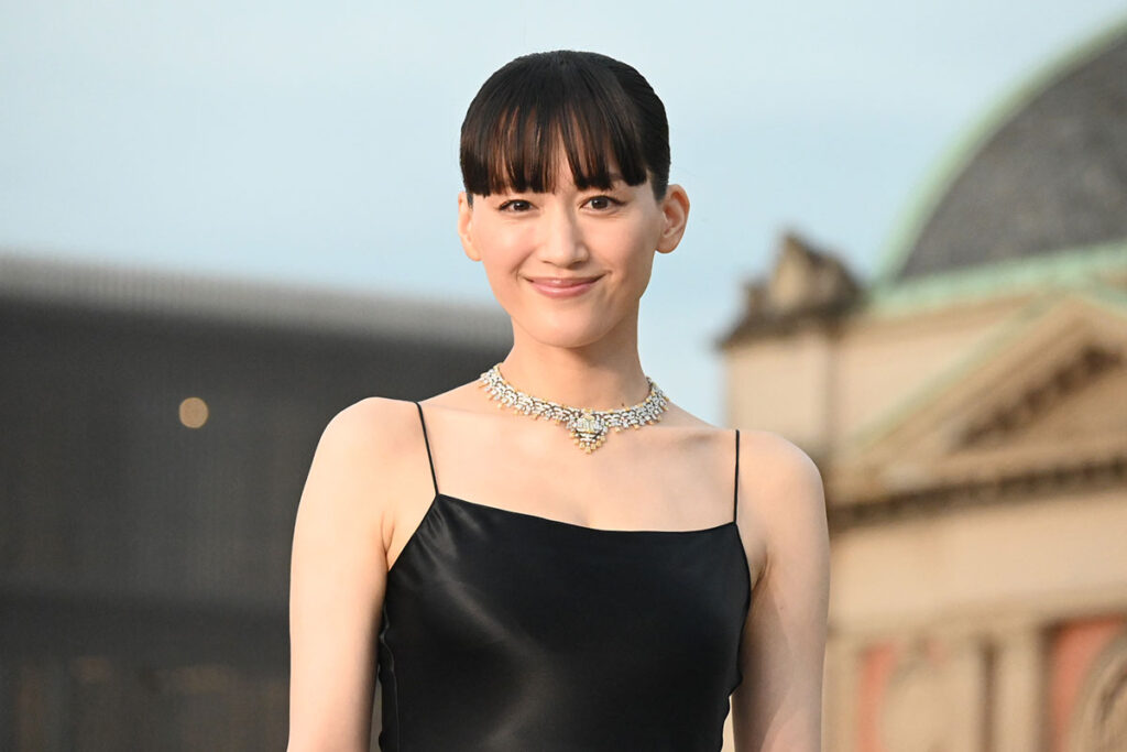 綾瀬はるか、京都でカルティエ新作ジュエリーを着用「大切な人たちと、特別な日に」 | Lmaga.jp