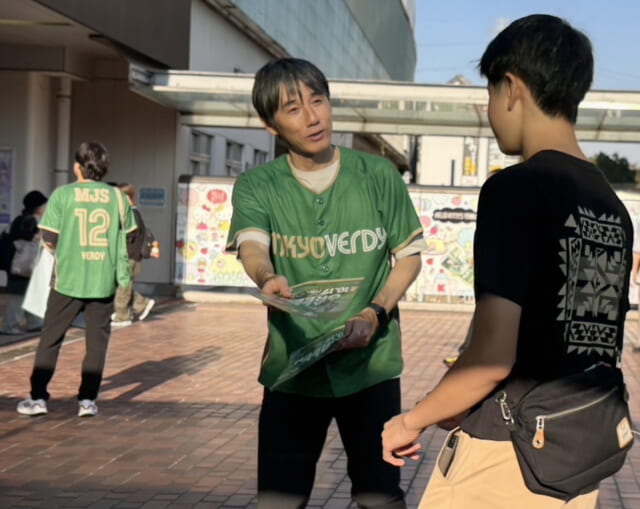 にこやかに話しかけ、チラシを手渡す相馬監督。 (C)TOKYO VERDY