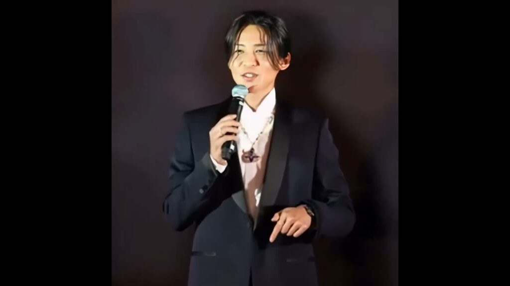 Snow Man目黒蓮、結婚発表はあった？目黒蓮の結婚相手は誰？！センター分けまとめ髪で黒スーツ×ジュエリーを纏う姿に「はにかみ顔に射抜かれる」「王子様みたいに輝いてる」「上品で素敵」