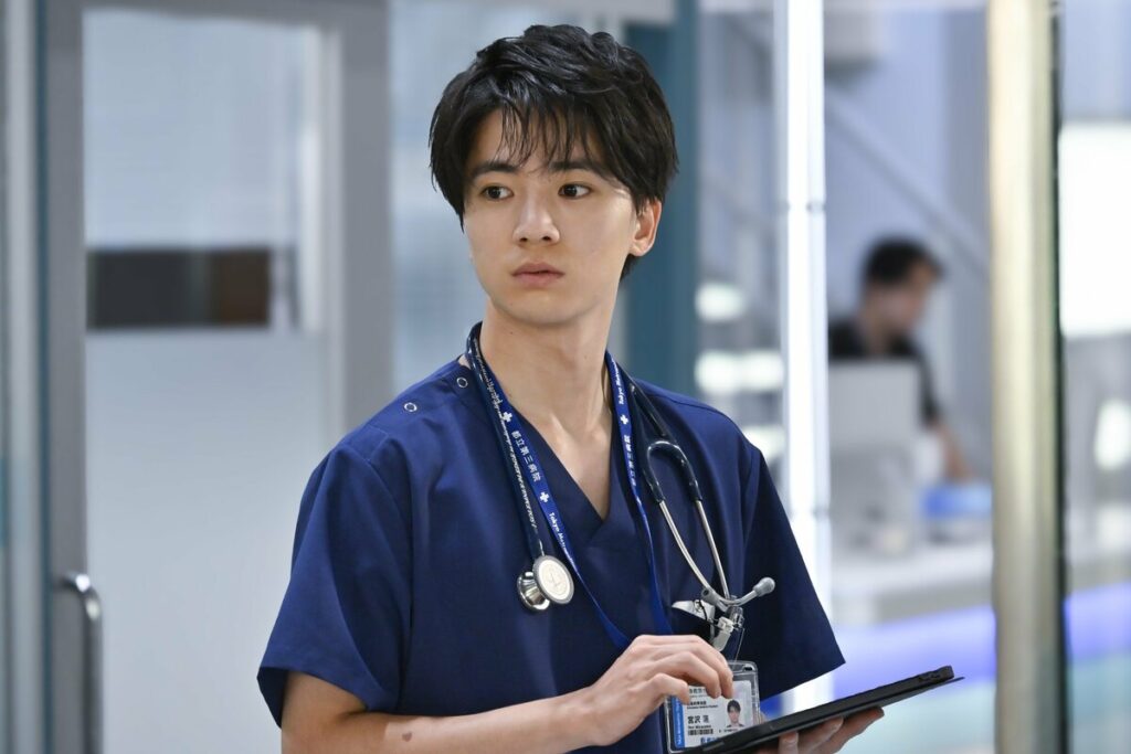 木戸大聖『救命病棟24時』で初医師役に挑戦！「進藤先生（江口洋介）と同じ青のスクラブ」に大興奮＆自宅ではセリフと縫合の同時練習も | めざましmedia | “好き”でつながる