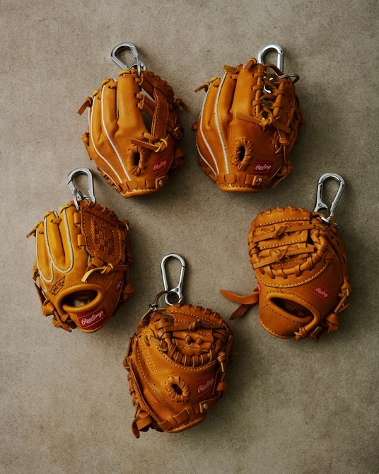 THE STAND/JOURNAL STANDARD relumeより「Rawlings(R)」の名品グラブを手のひらサイズに。話題のミニチュアキーホルダーが登場 | 繊研新聞