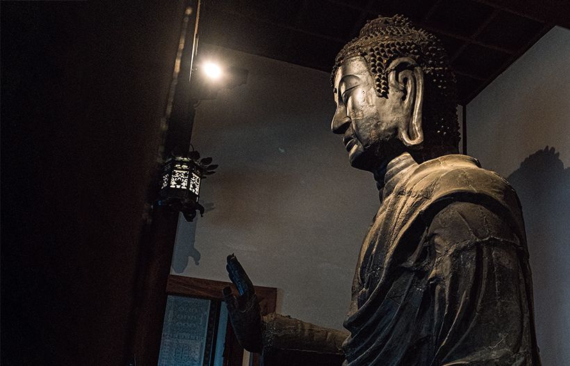 Snow Man 阿部亮平さんと巡る「飛鳥寺」　国家の平和を願った仏教の源流 | 家庭画報.com 夢と美を楽しむ 雑誌『家庭画報』公式サイト