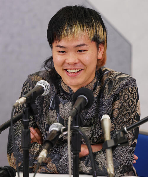緊急非公式会見を行う那須川天心（撮影・野上伸悟）