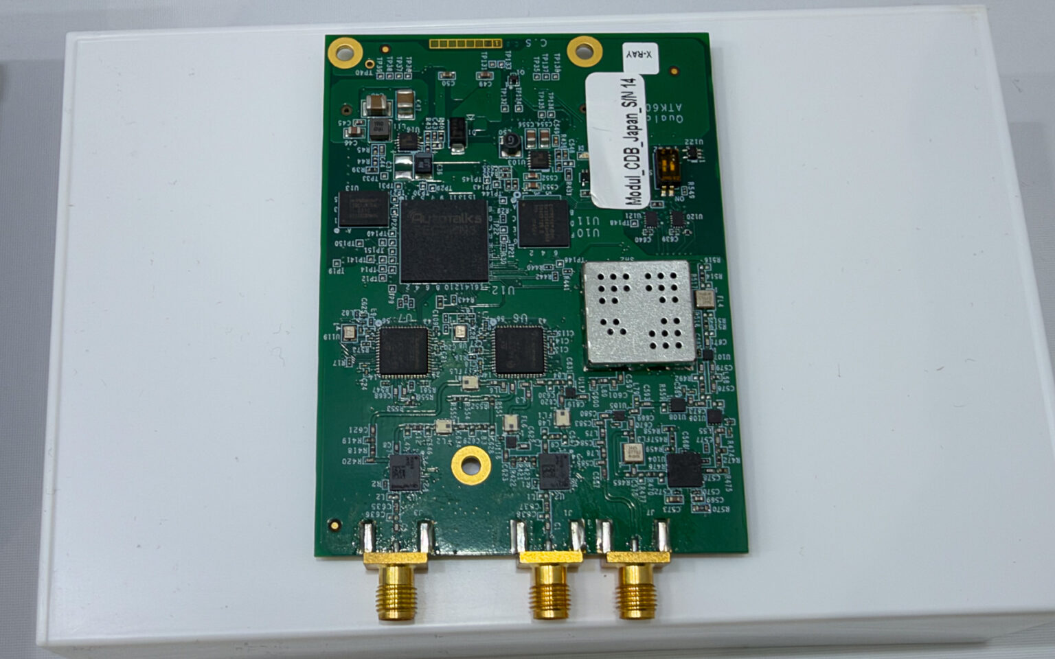クアルコムとトヨタ、トヨタ向けV2X車載半導体として760MHzと5.9GHz帯デュアルバンド1チップソリューション展示 - Car Watch