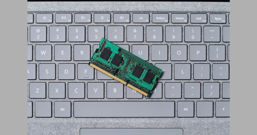 Windows 11 26H2で8GBメモリのPCも高速化、それでも解消できない限界とは | TECH+（テックプラス）