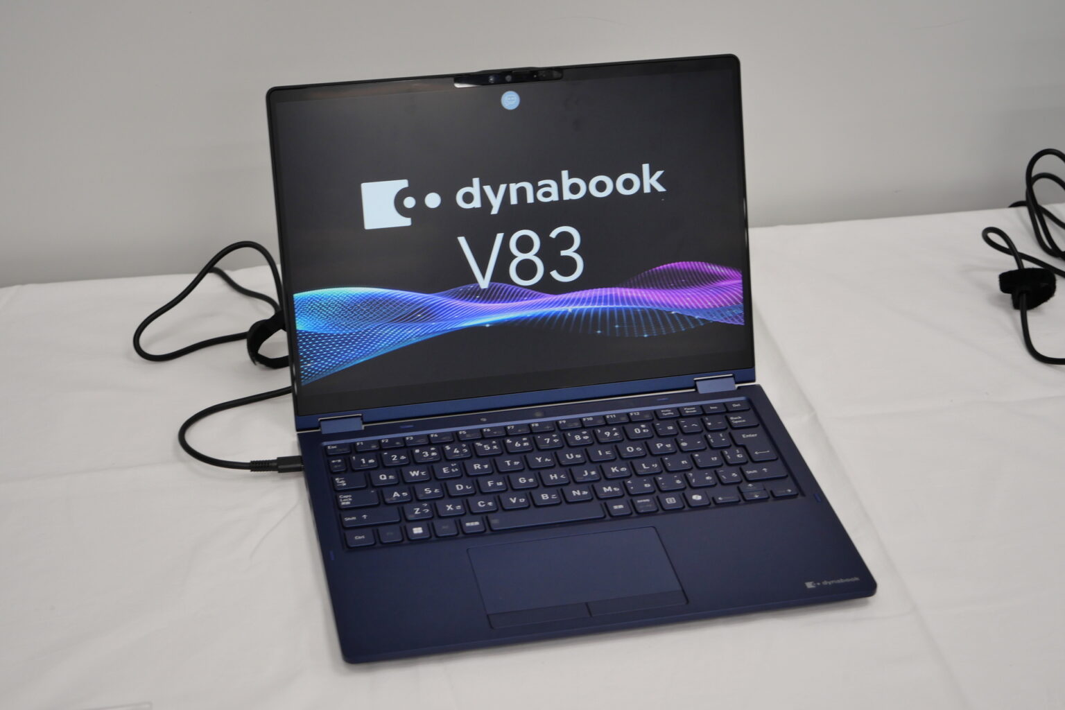 ペンを本体に収納して989g！Core Ultraシリーズ3搭載の2in1「dynabook V83/PA」 - PC Watch