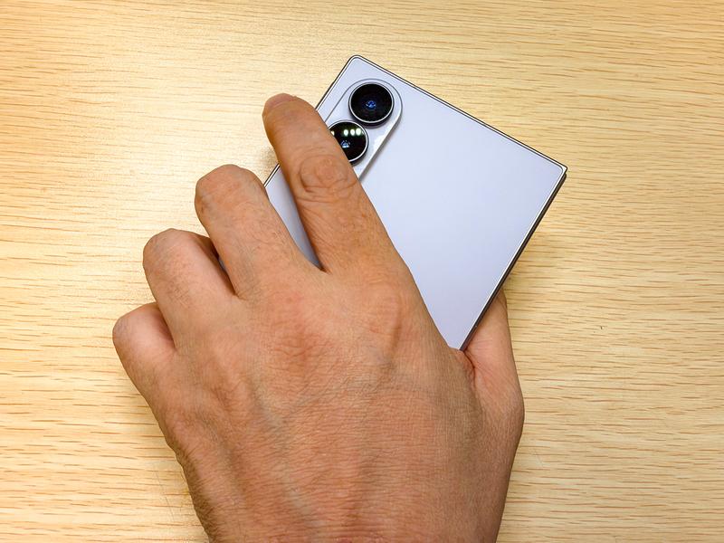 Galaxy Z Fold8を持ったところ