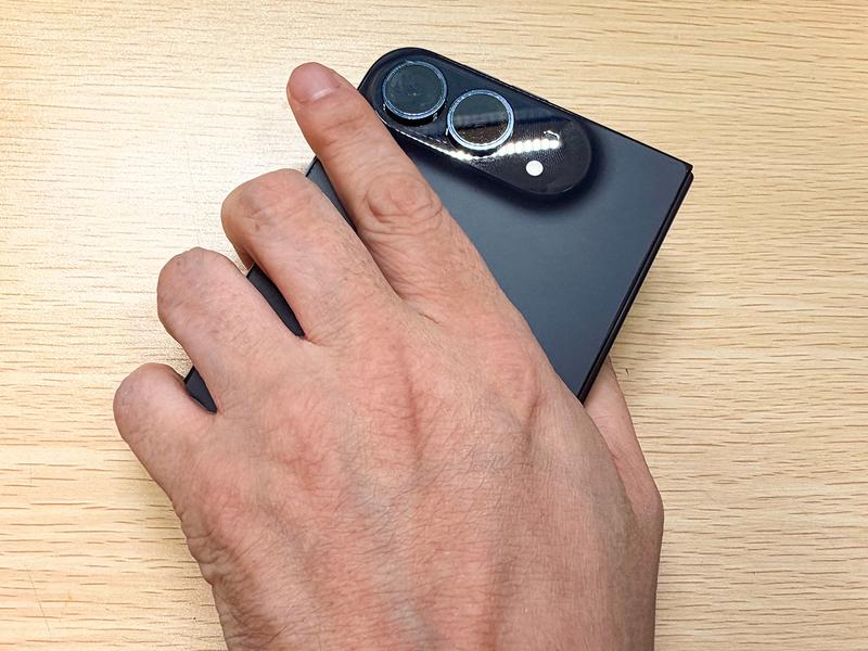 iPhone Duoを持ったところ