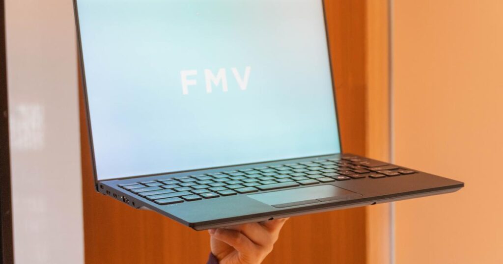 嘘みたいに軽い。日本の通勤地獄が生んだノートPC「FMV Note U」 | ギズモード・ジャパン 嘘みたいに軽い。日本の通勤地獄が生んだノートPC「FMV Note U」 | ギズモード・ジャパン