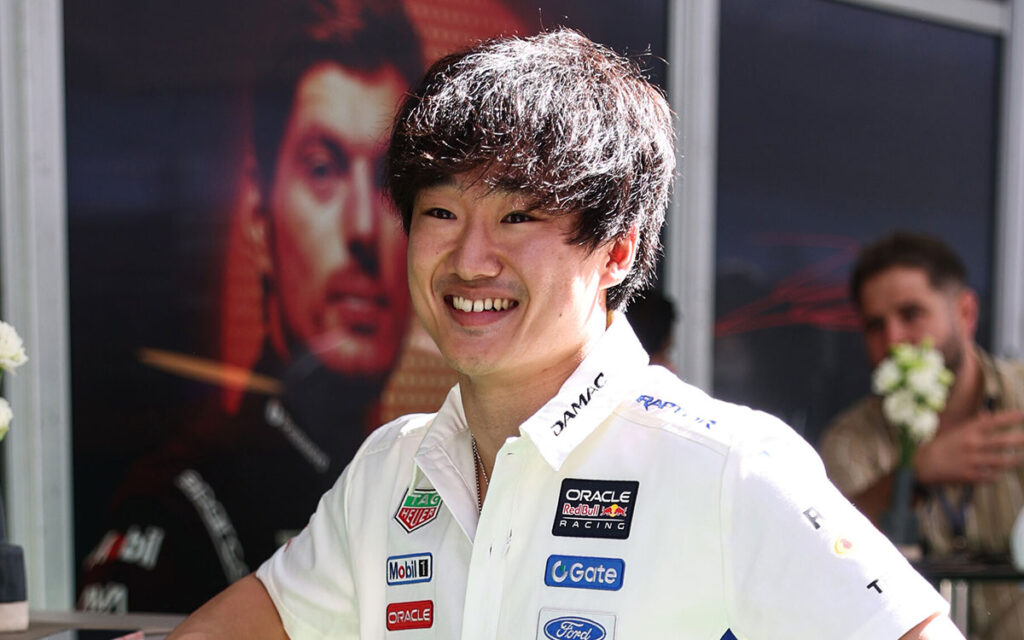 角田裕毅、F1復帰へ“新局面”。キャデラックに接触との英報道、オコン加入の線は消滅か | Formula1-Data / F1情報・ニュース速報解説 レッドブルのワンオフ仕様のチームウェア姿で笑顔を見せる角田裕毅(レッドブル)、2026年10月23日(金) F1アメリカGPフリー走行(サーキット・オブ・ジ・アメリカズ)
