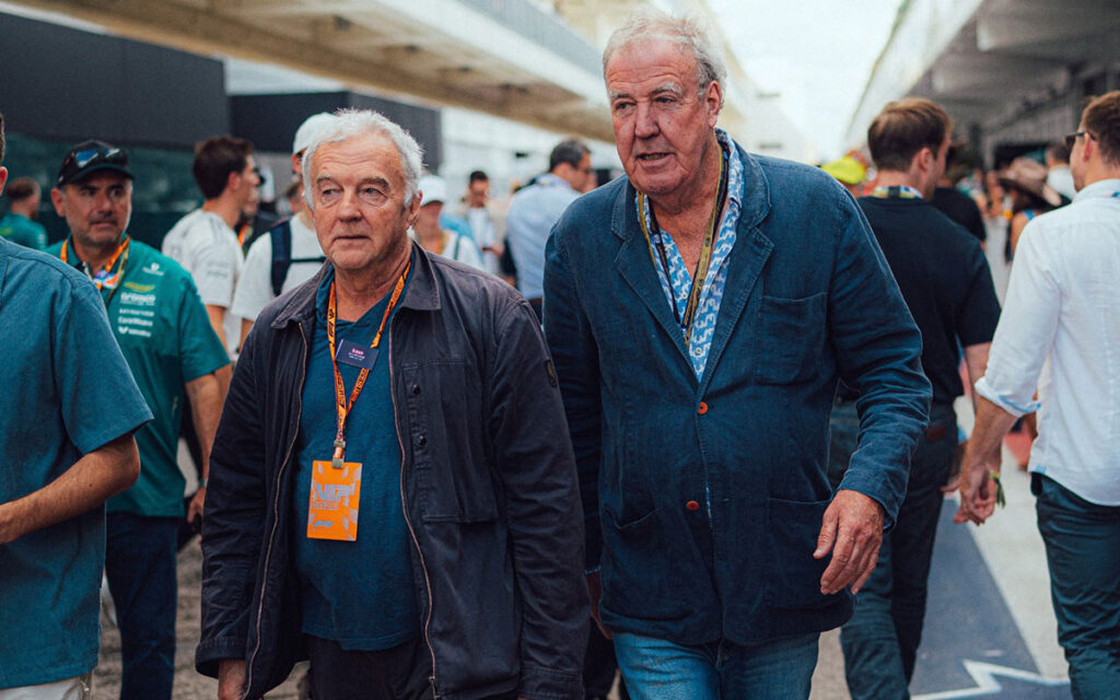 コラピントの降格巡る発言でクラークソンに批判。招待元アルピーヌも一線/F1アメリカGP 2026 | Formula1-Data / F1情報・ニュース速報解説 パドックを並んで歩くジェレミー・クラークソン(テレビ司会者、右)とアンディ・ウィルマン(テレビプロデューサー、左)、2026年10月24日(土) F1アメリカGP(サーキット・オブ・ジ・アメリカズ)