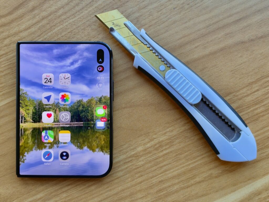 折りたたみ「iPhone Duo」耐久性テスト　カッターの刃・砂・小石に耐えられる？ - CNET Japan