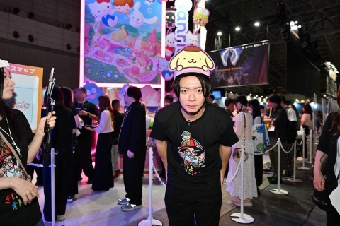 サンリオで配布していたサンバイザー。「どの子がいいですか」と聞かれた野田さんは「ポムポムプリンで！」。即決（写真／酒井康治）