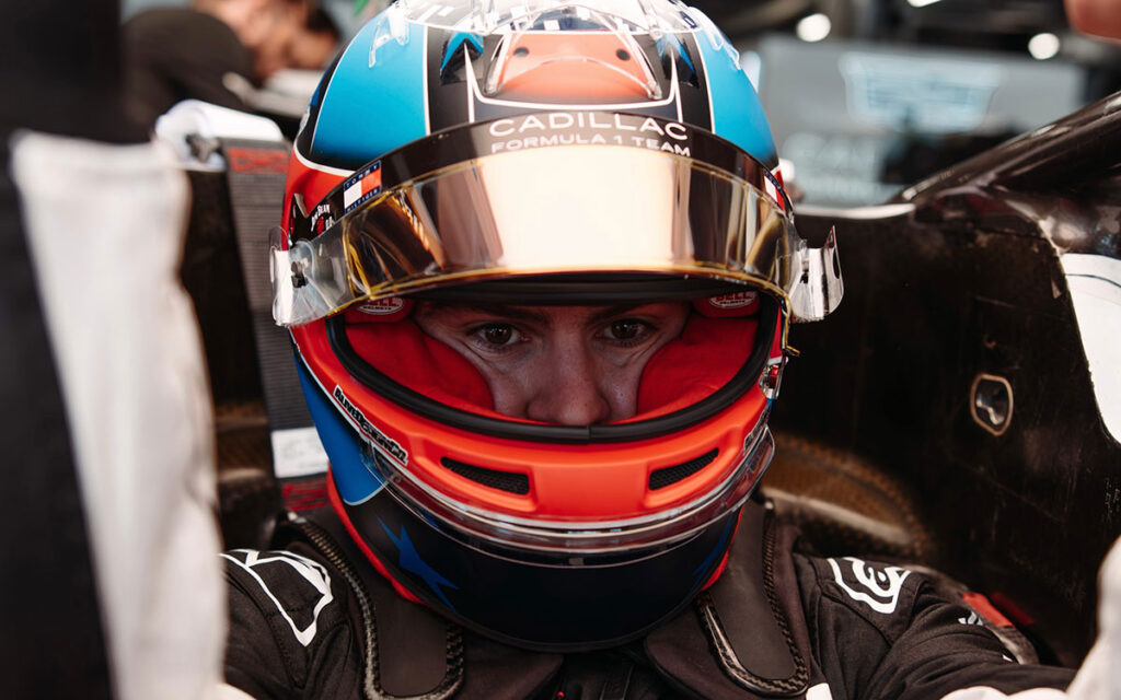 ガレージ内でキャデラックのF1マシンのコックピットに乗り込み、ヘルメットを着用して走行に備えるコルトン・ハータ、2026年9月4日（金） F1イタリアGP FP1（モンツァ・サーキット）