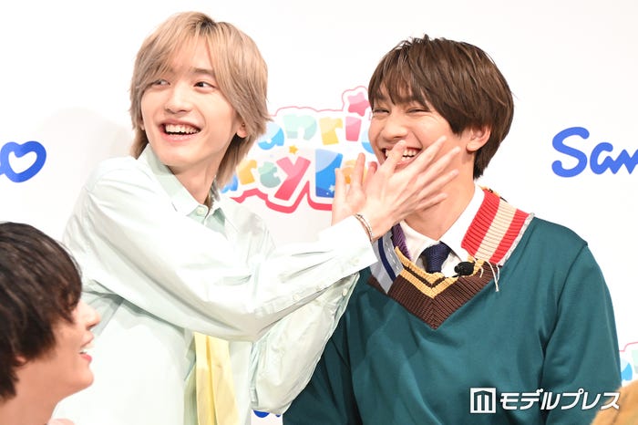 生ハンギョドン？藤原丈一郎を愛でる道枝駿佑（C）モデルプレス