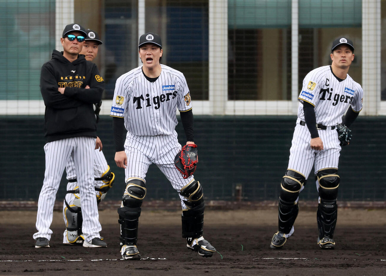 シートノックで声を出す伏見寅威。右は坂本誠志郎（2月1日）