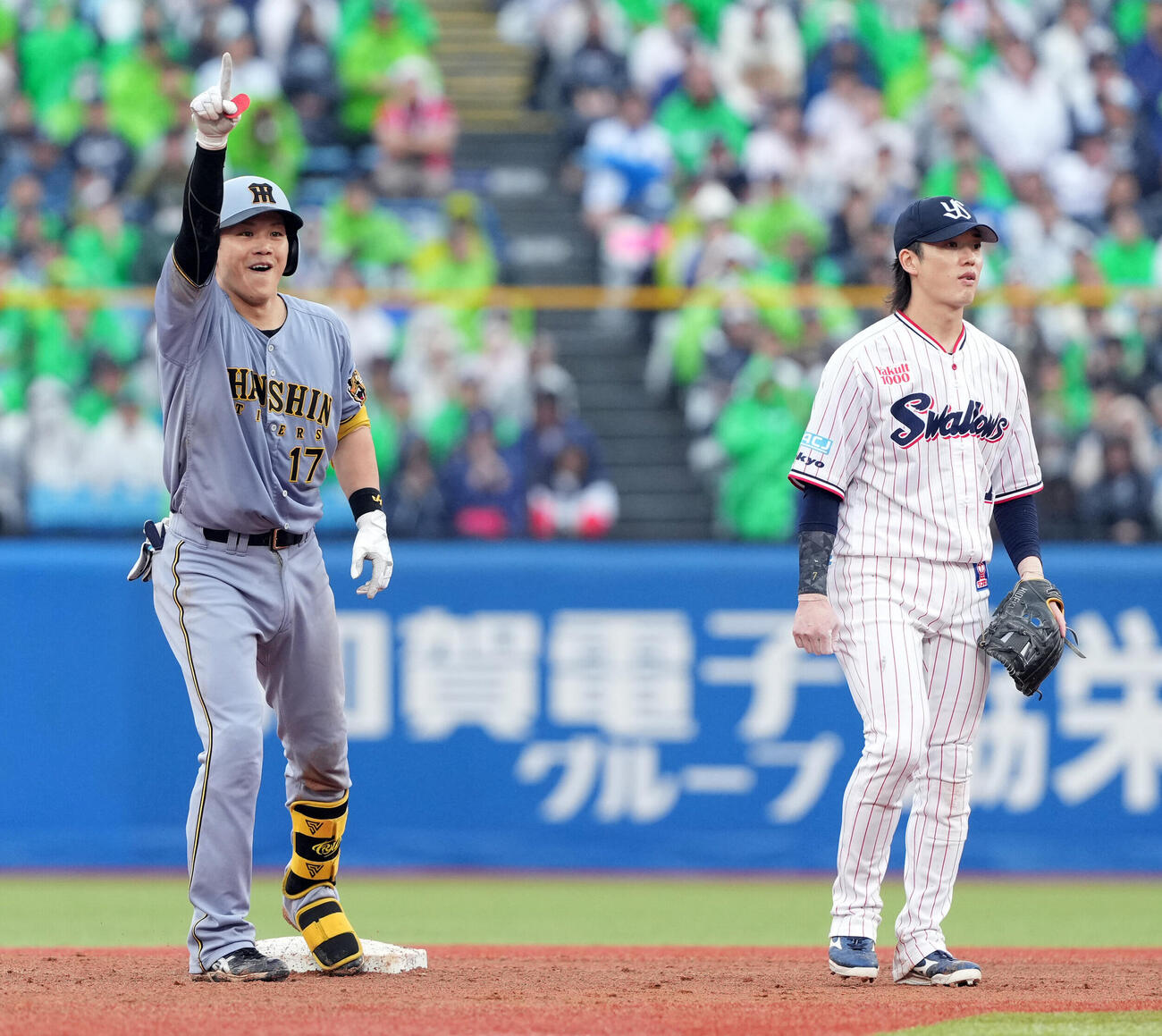 ヤクルト対阪神　6回表阪神2死満塁、右翼線に走者一掃の適時二塁打を放ちポーズを決める伏見寅威（9月23日）