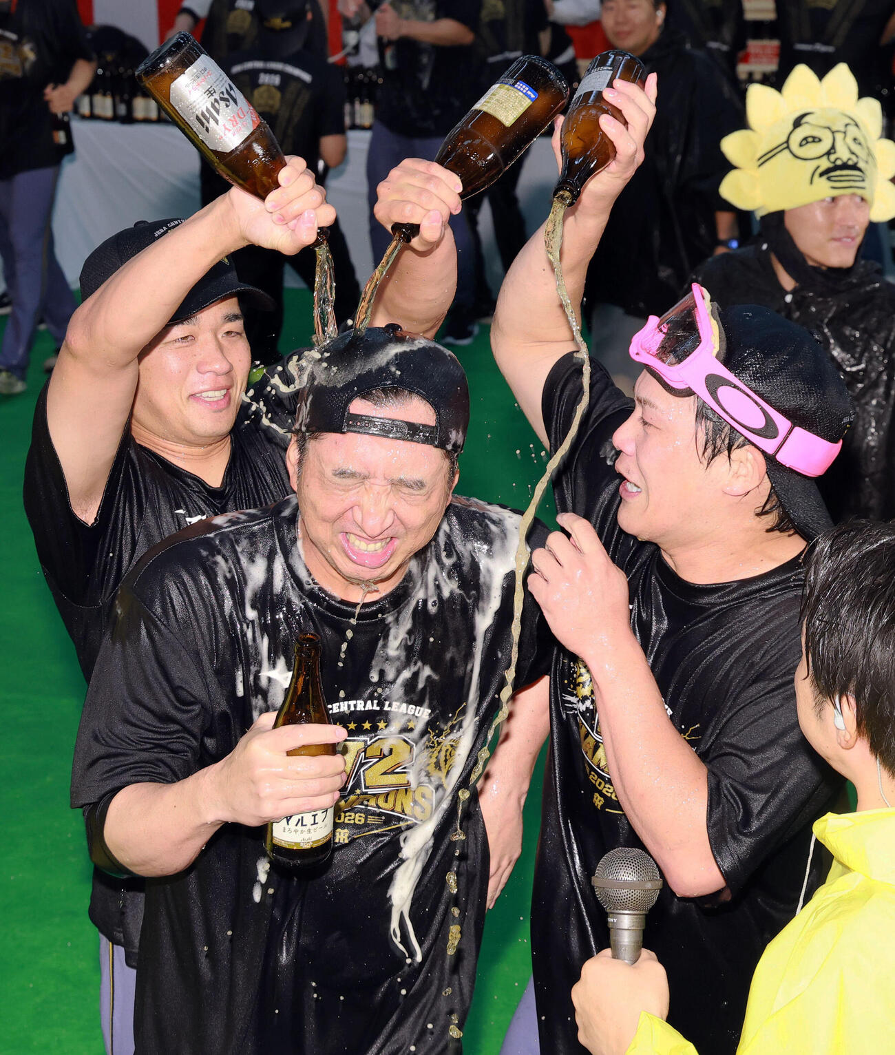 10月3日、祝勝会で阪神藤川球児監督（手前）にビールをかける高橋遥人（左）と伏見寅威（撮影・上山淳一）
