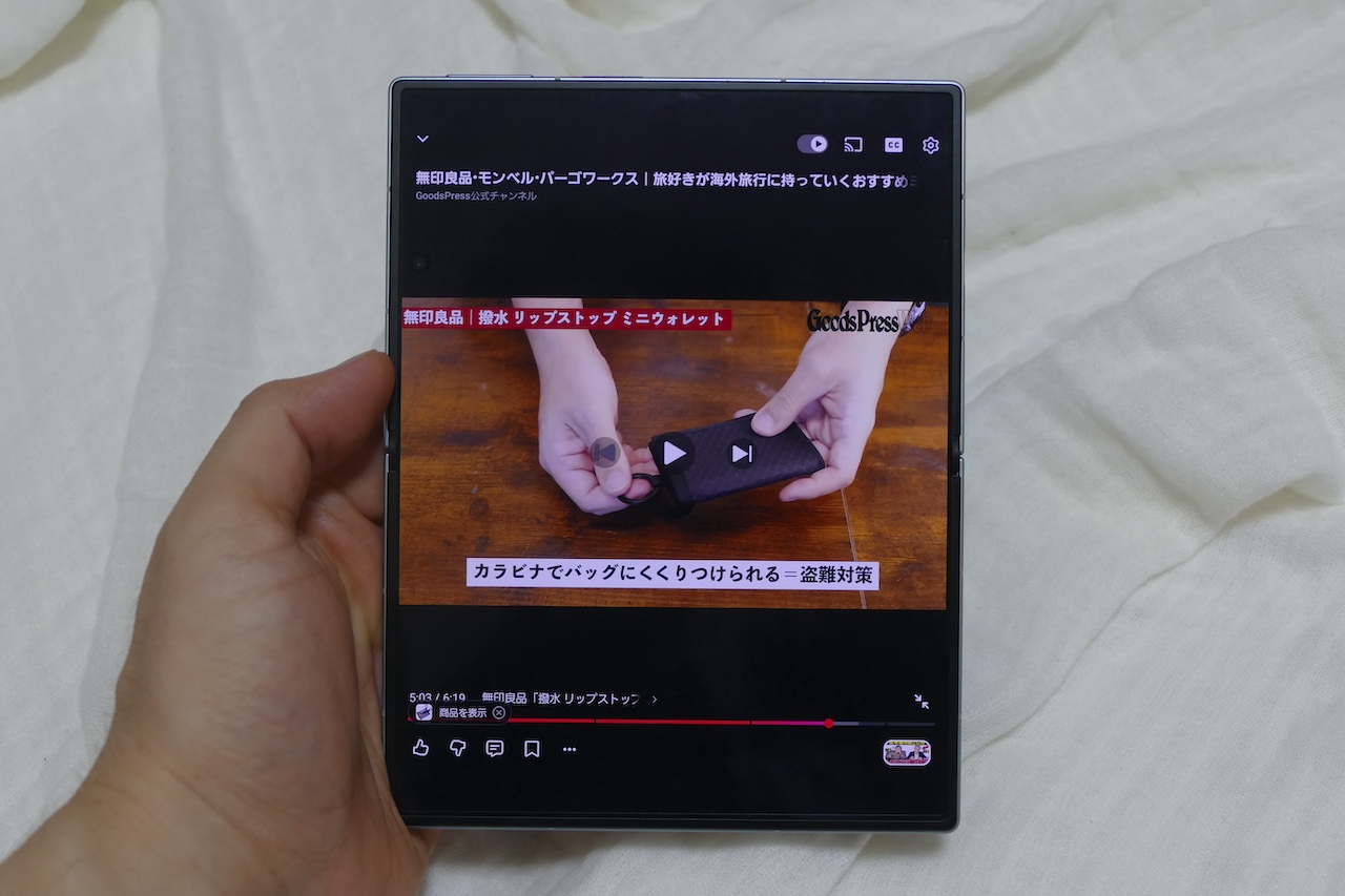 Galaxy Z Fold8でYouTubeを視聴している様子