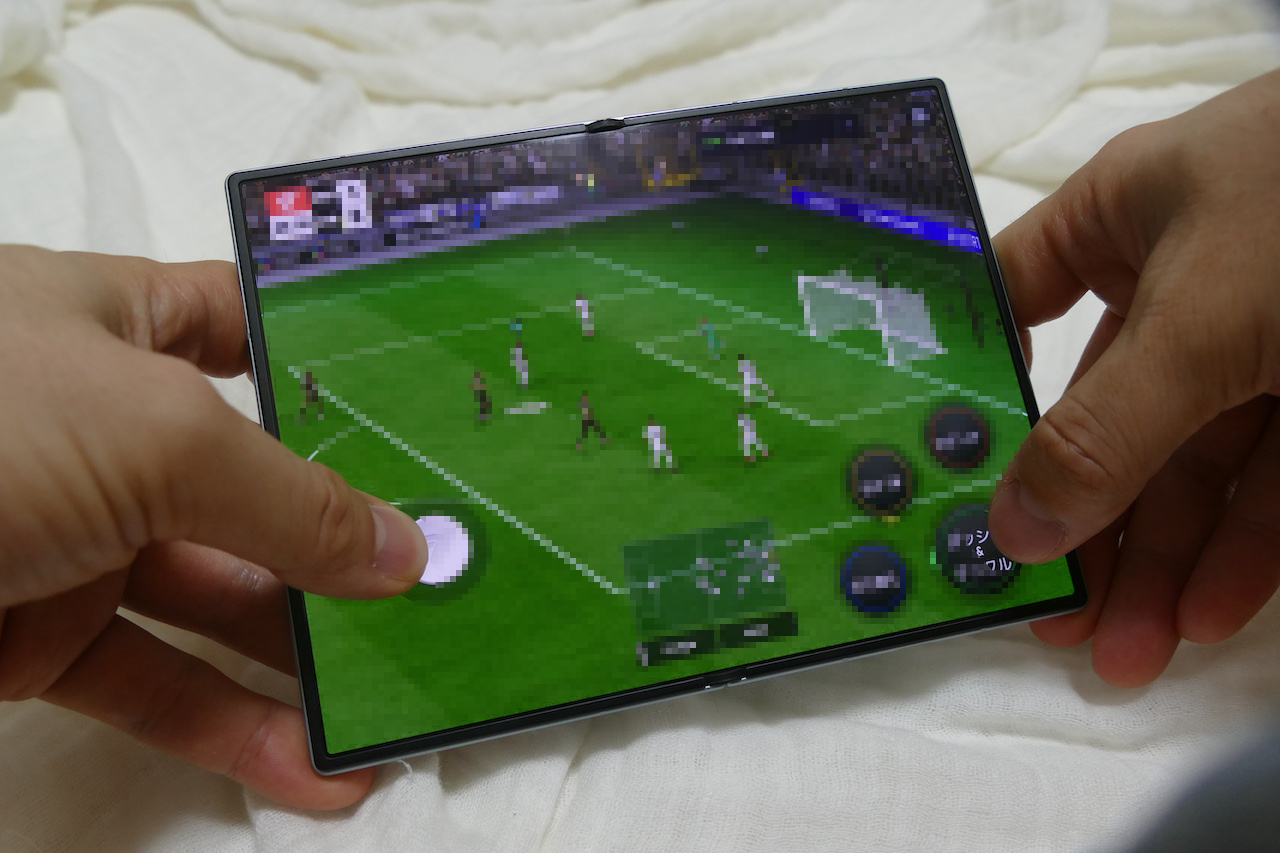 サッカーゲームをプレイしている様子