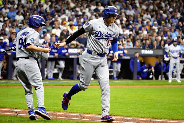 二回の第２打席で四球を選んだ大谷（右）＝ロイター