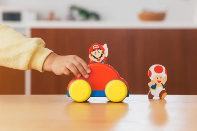 のせかえメロディーカーにマリオのつみきをのせ、キノピオのつみきが隣にある様子