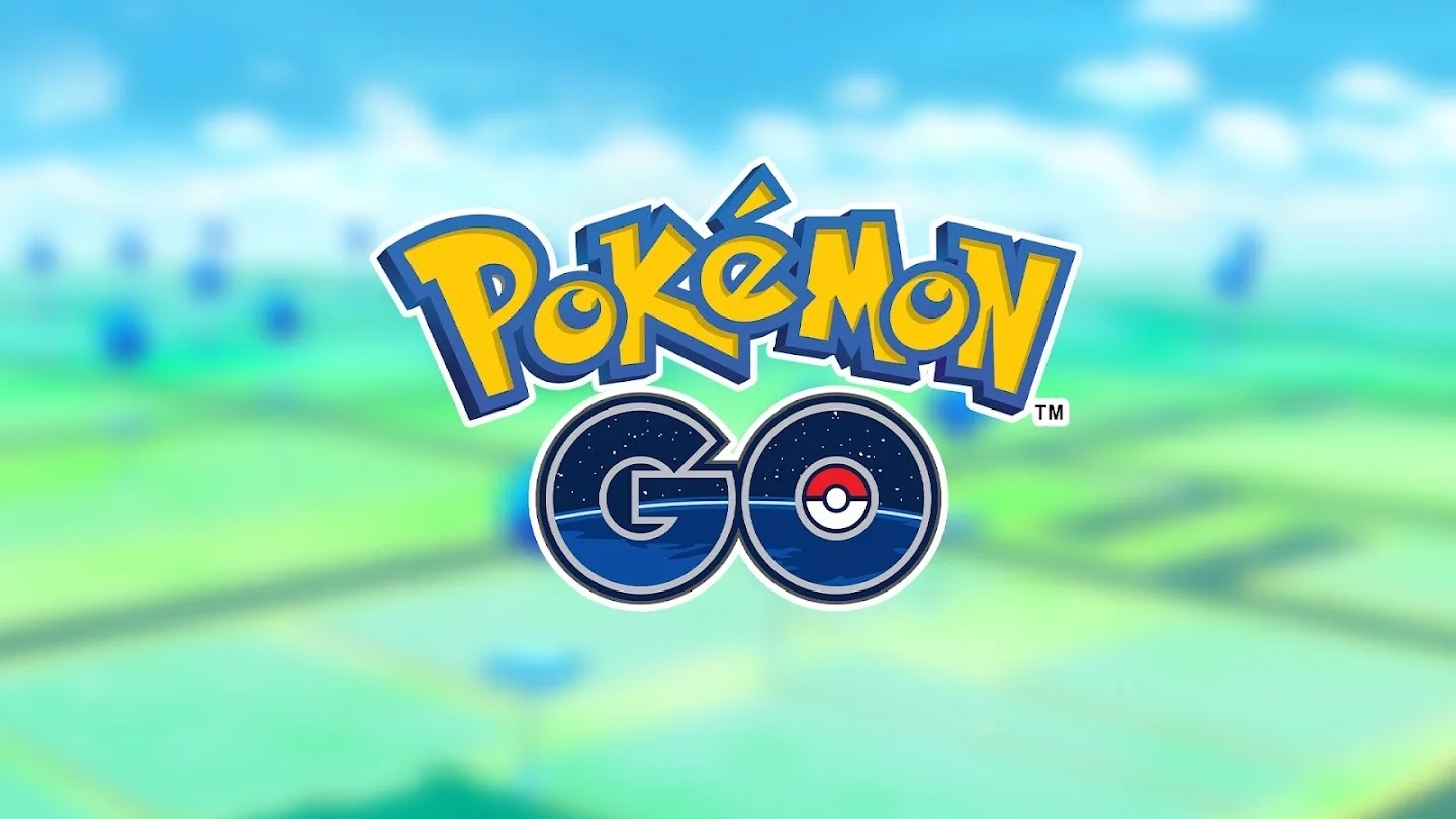ぼかした緑の草原マップを背景にしたPokémon GOのロゴ