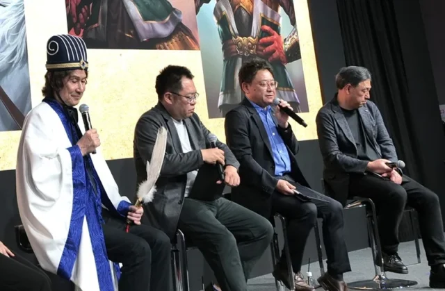 ステージで椅子に座りマイクを持つ4人の登壇者