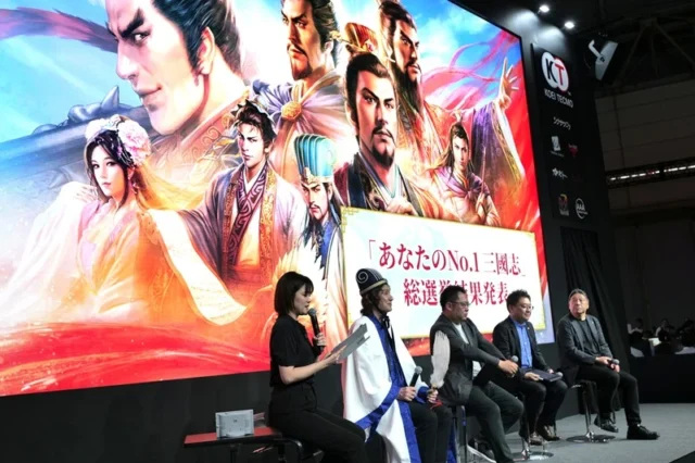 「三國志」シリーズ40周年スペシャルステージの登壇者と武将イラストの大型スクリーン