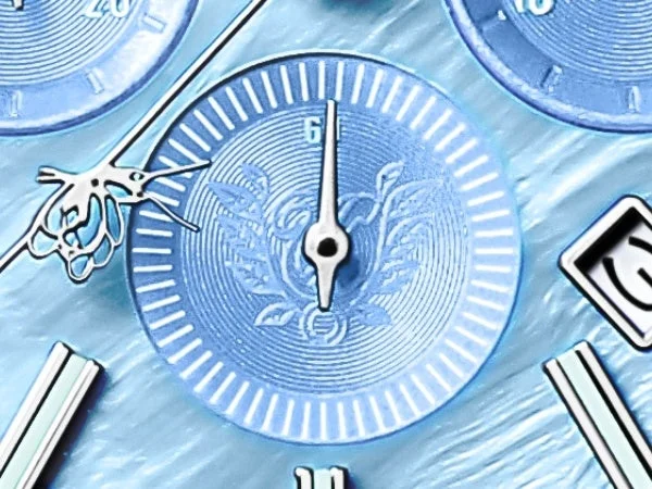 6時位置のインダイヤルに学校の校章をエッチングで刻印した文字盤