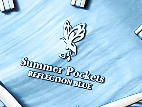 水色の文字盤に蝶のマークとSummer Pockets REFLECTION BLUEロゴ