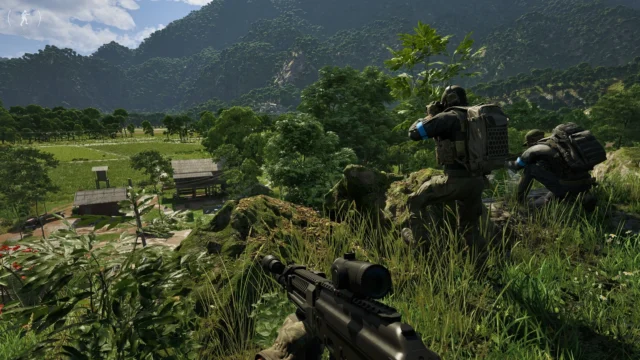グレーゾーン ウォーフェアのゲーム画面。丘から集落を見渡す兵士たち
