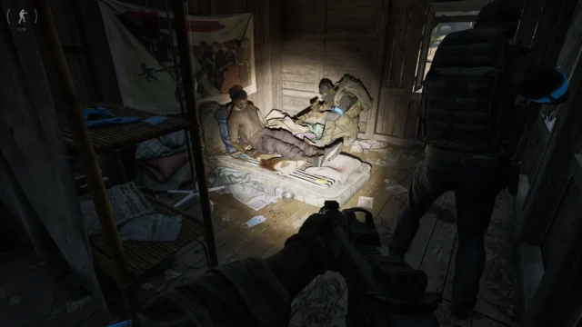 グレーゾーン ウォーフェアのゲーム画面。暗い木造小屋で負傷者を手当てする兵士