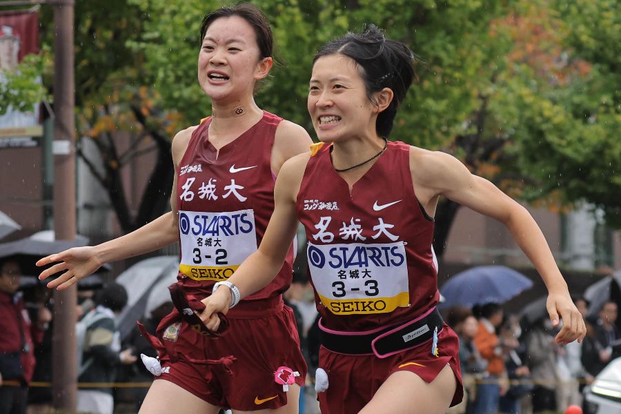 2区・近藤希美（左）からタスキを受けて走り出す3区・力丸楓【写真：スポーツ報知/アフロ】