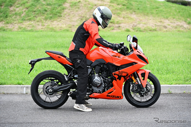 スズキ GSX-8Rの足つき