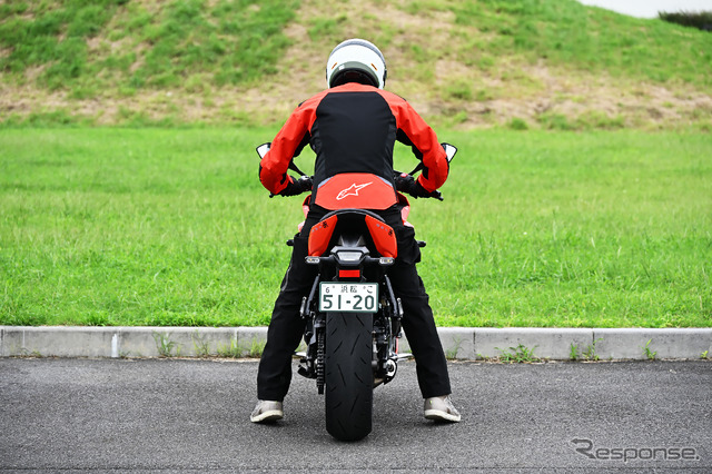 スズキ GSX-8Rの足つき